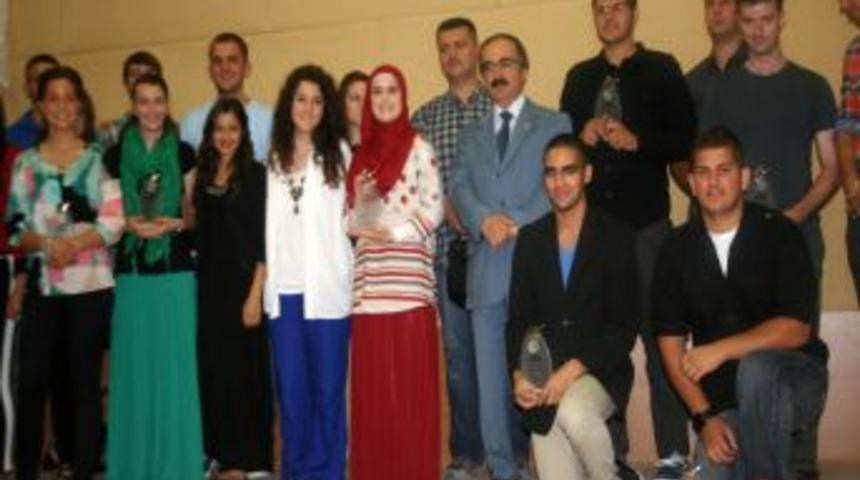 Amerikalı &Ouml;ğretmenlerden İngilizce &Ouml;ğrenen &Ouml;ğrenciler Sertifika Aldı