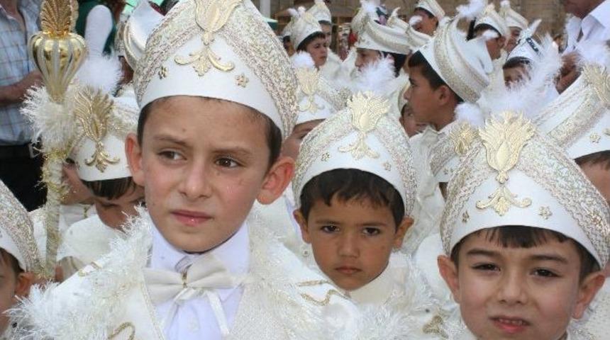 S&uuml;nnet &Ccedil;ocukları Mehter Ekibi İle Y&uuml;r&uuml;d&uuml;