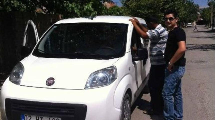 Kendilerine Polis S&uuml;s&uuml; Verip Kimlik İsteyen Şahıslar Aranıyor