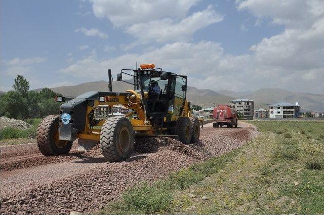 Yüksekova’da Yol Çalışmaları Sürüyor