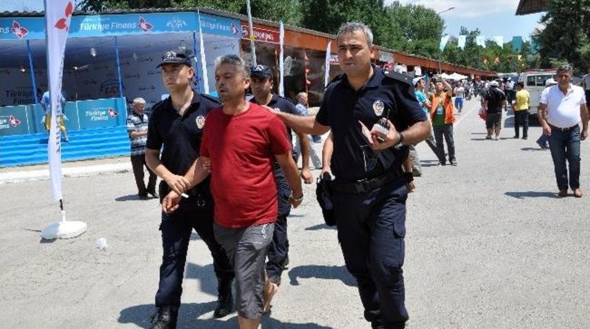 Er Meydanına Girdi Hakeme Saldırı