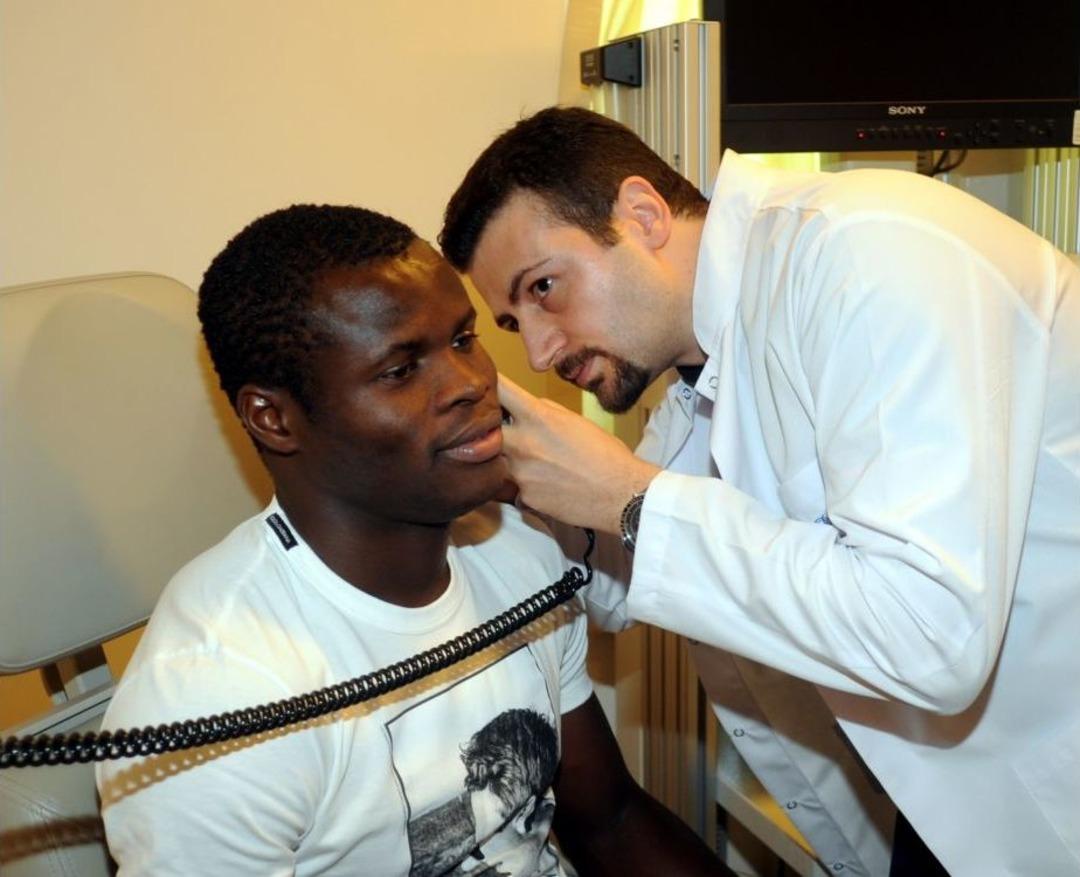 Bursaspor'da Taye Taiwo Sağlık Kontrol&uuml;nden Ge&ccedil;ti