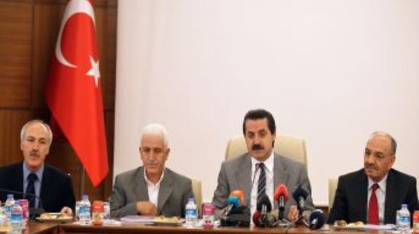 &Ccedil;elik: Mısır'da Yaşananlar Ortadoğu &Ouml;l&ccedil;eğinde Bir Demokrasi Kavgasıdır