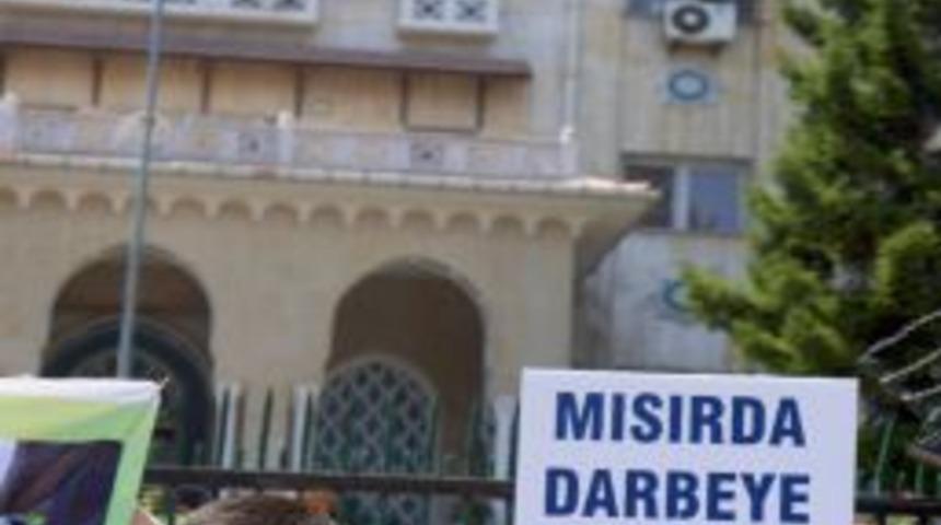 Mısır B&uuml;y&uuml;kel&ccedil;iliği &Ouml;n&uuml;nde Mursi&rsquo;ye Destek Eylemi