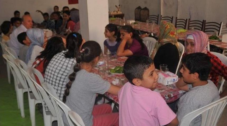 &Ouml;ks&uuml;z Ve Yetim &Ccedil;ocuklara Yemek İkramı