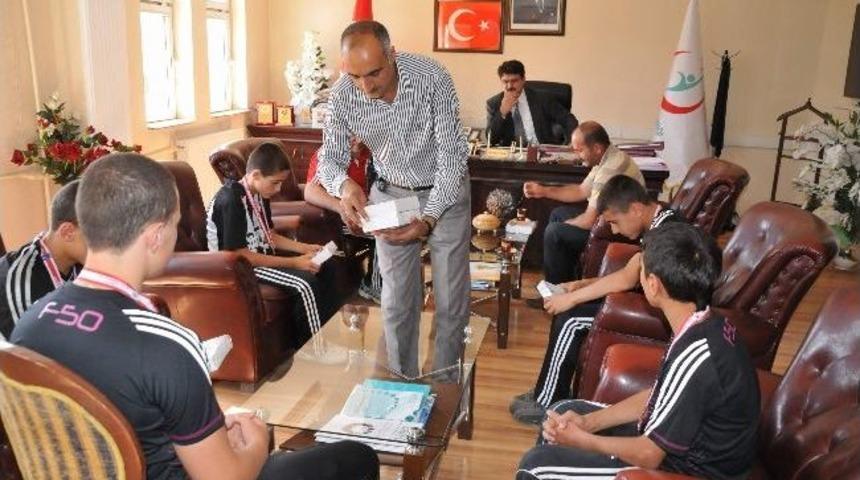 Vanlı Boks&ouml;rler, Van İl Sağlık M&uuml;d&uuml;r&uuml; Dr. Bilal Acarı Ziyaret Etti