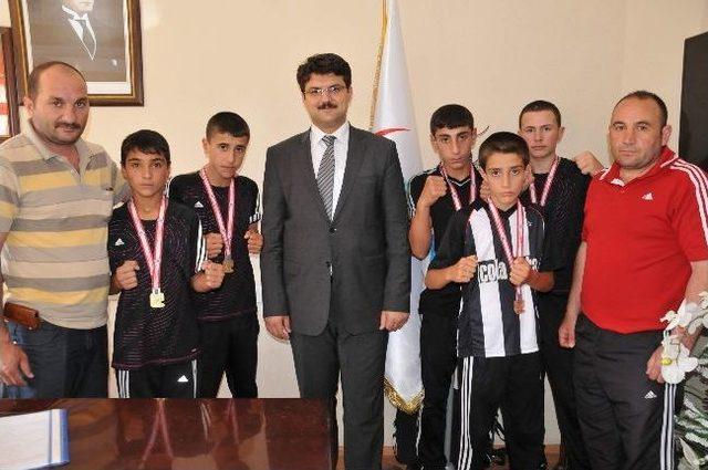 Vanlı Boks&ouml;rler, Van İl Sağlık M&uuml;d&uuml;r&uuml; Dr. Bilal Acarı Ziyaret Etti 1