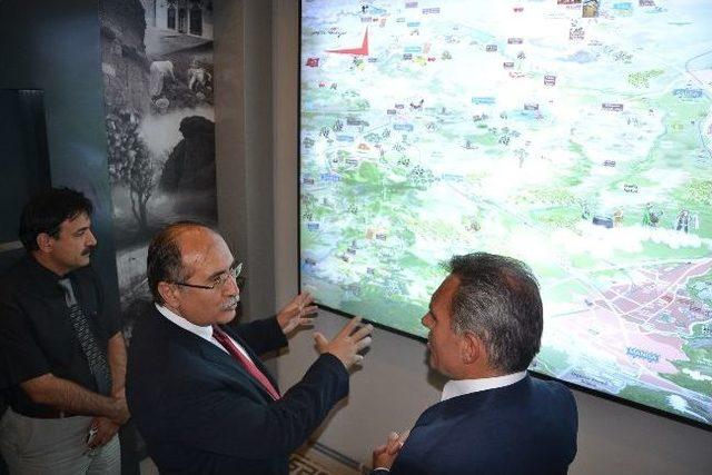 Vali Savaş Sanal Otob&uuml;s&uuml; İnceledi 2