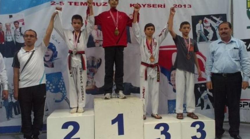 Taekwondoda T&uuml;rkiye &Uuml;&ccedil;&uuml;nc&uuml;s&uuml; Soma'dan