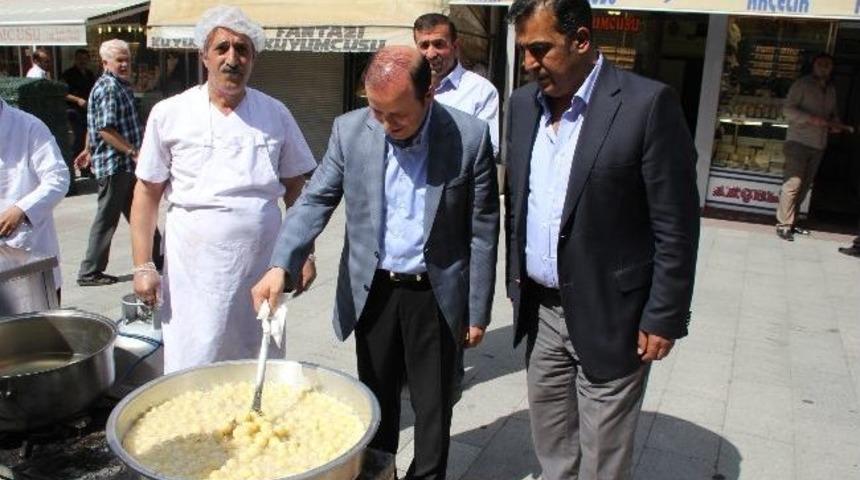 Başkan K&uuml;&ccedil;&uuml;kler Lokma Dağıttı