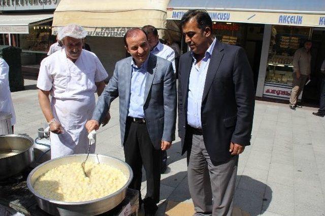 Başkan K&uuml;&ccedil;&uuml;kler Lokma Dağıttı 1