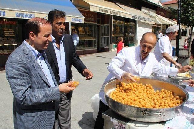 Başkan K&uuml;&ccedil;&uuml;kler Lokma Dağıttı 2