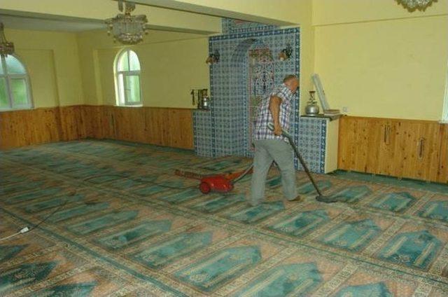 Alaplı&rsquo;da Camilerde Ramazan Temizliği 1