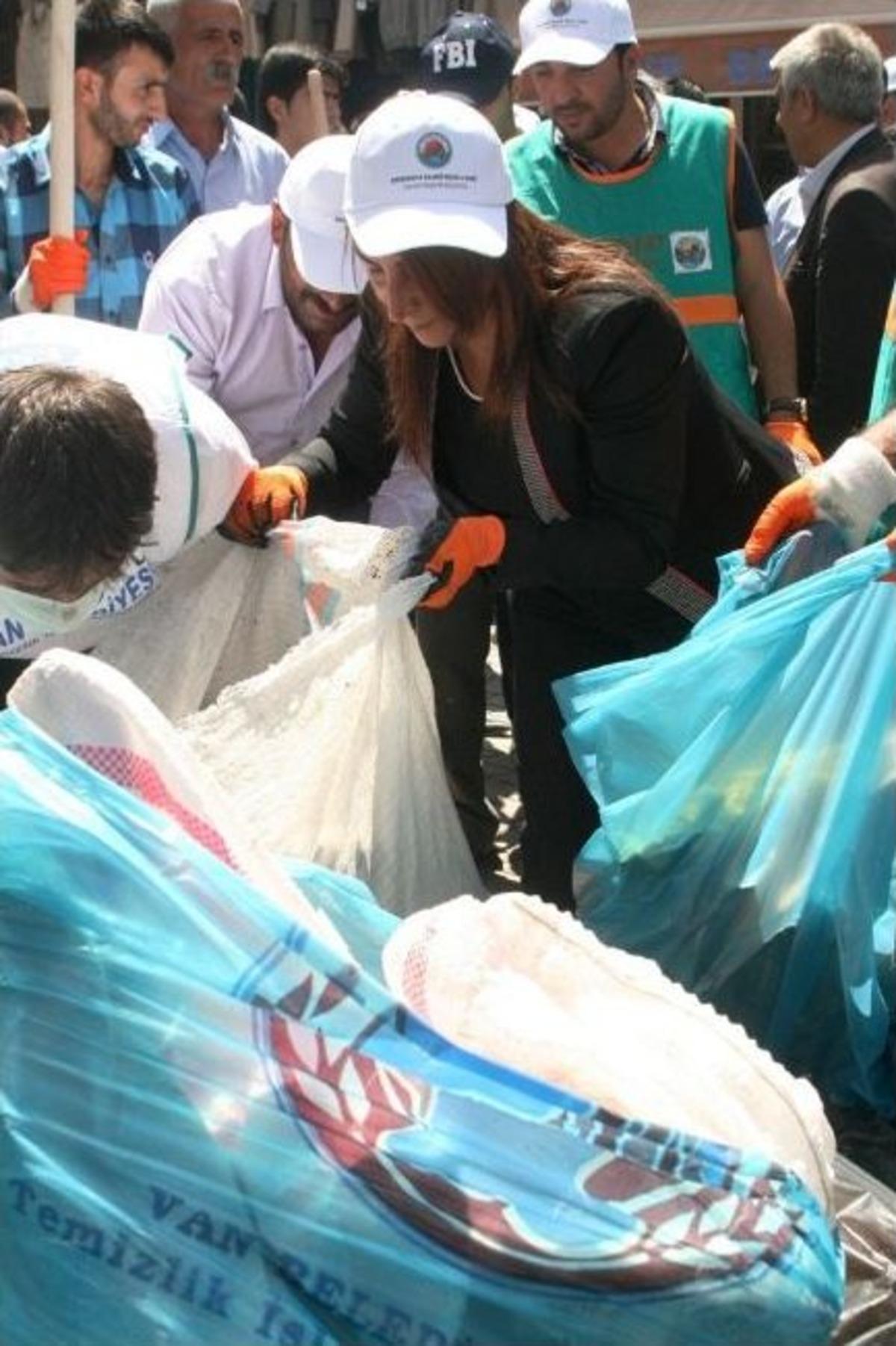 Bekir Kaya Ve Aysel Tuğluk Caddelerde &Ccedil;&ouml;p Topladı
