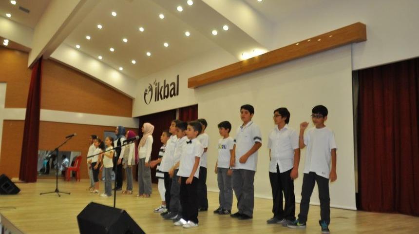 İngilizceyi Yabancı Hocalardan &Ouml;ğrendiler, H&uuml;nerlerini Tiyatroda Sergilediler