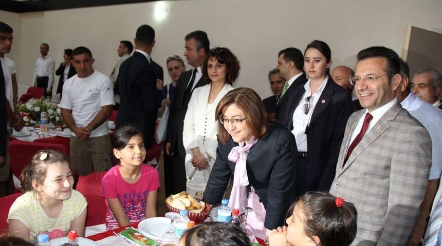 Bakan Şahin&rsquo;den Sevgi Evleri'ndeki &Ccedil;ocuklara Ziyaret