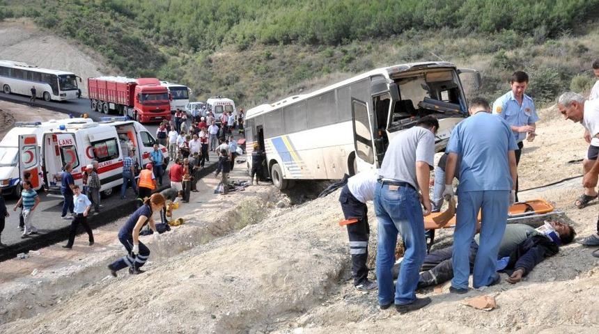 Soma'da Iş&ccedil;i Taşıyan Servis Otob&uuml;s&uuml; Devrildi: 22 Yaralı