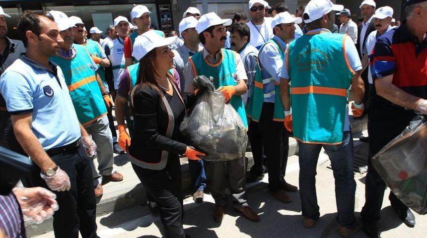 Temizlik Iş&ccedil;ileri &Ccedil;alışmayınca Milletvekili Ve Belediye Başkanı &Ccedil;&ouml;p Topladı