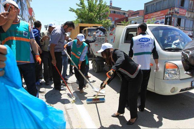 Temizlik Iş&ccedil;ileri &Ccedil;alışmayınca Milletvekili Ve Belediye Başkanı &Ccedil;&ouml;p Topladı 1