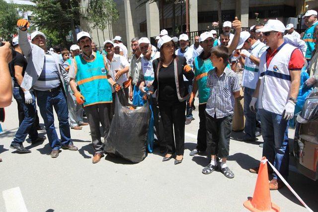Temizlik Iş&ccedil;ileri &Ccedil;alışmayınca Milletvekili Ve Belediye Başkanı &Ccedil;&ouml;p Topladı 2