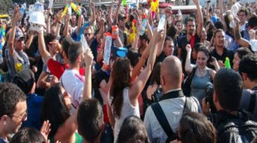 Taksim’de Toplanmak Isteyen Grubu Polis Uzaklaştırdı