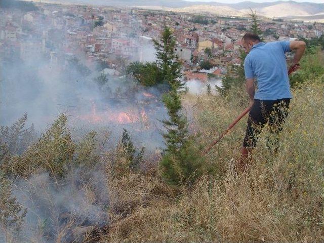 Sandıklı'da Yerleşim Yerlerine Yakın Yangın Korkuttu