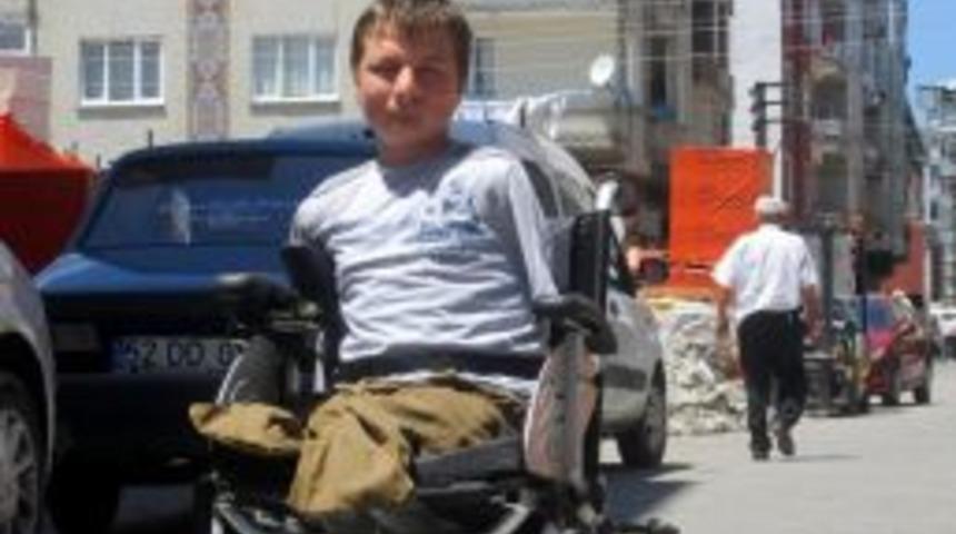 Doğuştan Iki Kolu Ve Bacağı Olmayan Gencin Ak&uuml;l&uuml; Ara&ccedil; Sevinci