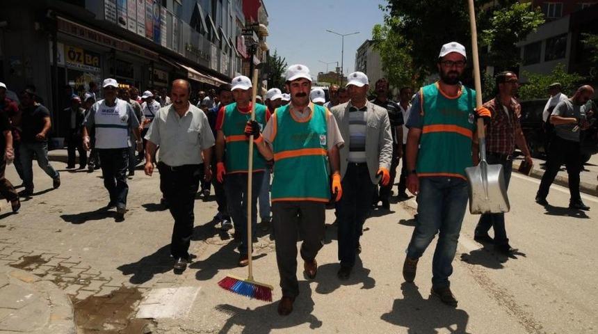 Temizlik Iş&ccedil;ileri Iş Bıraktı, Sokakları Milletvekili Ile Belediye Başkanı S&uuml;p&uuml;rd&uuml;