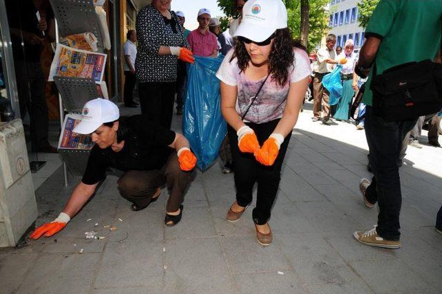 Temizlik Iş&ccedil;ileri Iş Bıraktı, Sokakları Milletvekili Ile Belediye Başkanı S&uuml;p&uuml;rd&uuml; 2