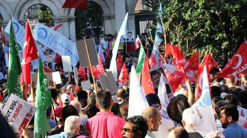 SP'liler Mısır'daki Darbeyi Abd&uuml;lhamit'in T&uuml;rbesi &Ouml;n&uuml;nde Protesto Etti
