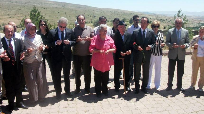 Aşık Veysel, Mezar Başında 'Dostlar Beni Hatırlasın' T&uuml;rk&uuml;yle Anıldı