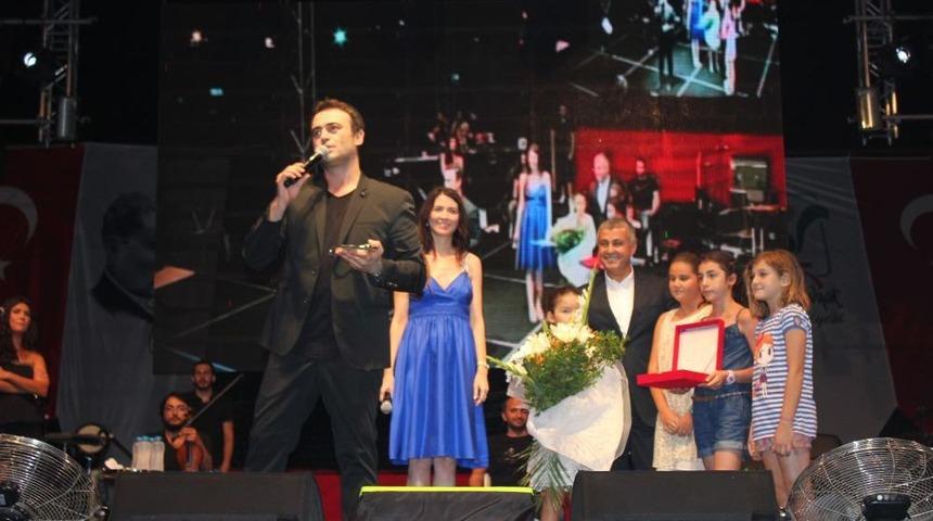 Manavgat Barış Suyu Festivali'nin Ikinci G&uuml;n&uuml;nde Kutsi Ve G&uuml;lşen Sahne Aldı