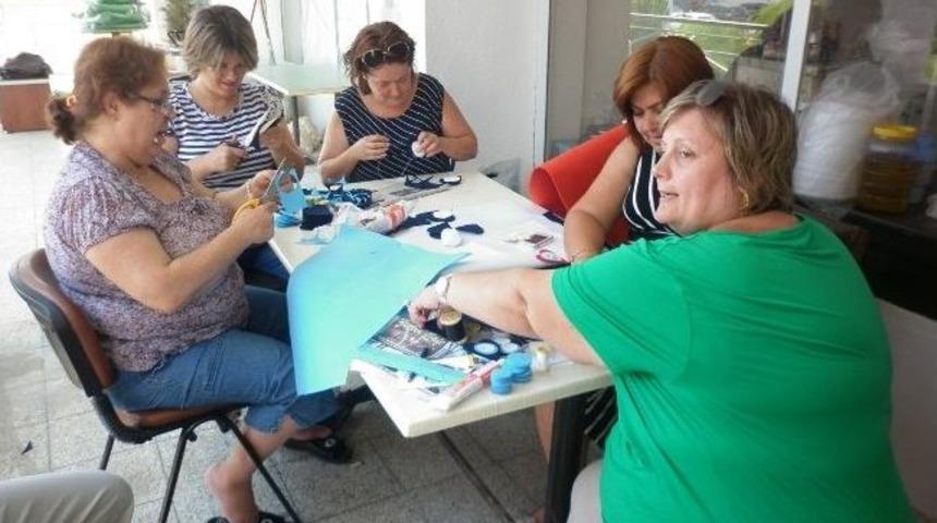 Urla Kızılay Şubesi Yeni Evleneceklere Kınalık Yardımı Yapıyor