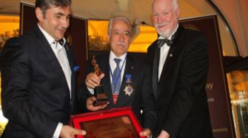 Yurt Dışından Aldırmaz&rsquo;a En Başarılı Belediye Başkanı &Ouml;d&uuml;l&uuml;