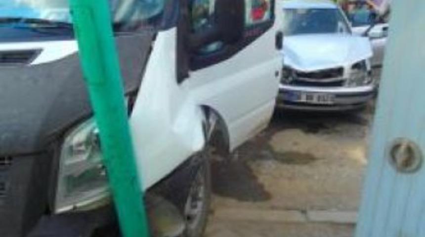 Osmancık'ta otomobil kamyonete &ccedil;arptı