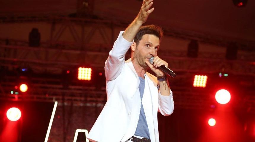 H&uuml;lya Avşar Ve Sinan &Ouml;zen Başkent'te Konser Verdi