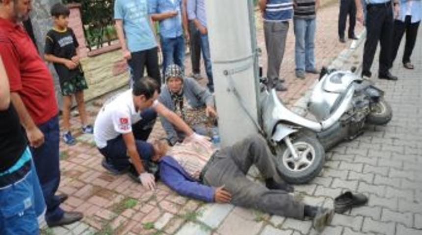 Motosiklet Elektrik Direğine &Ccedil;arptı: 2 Yaralı