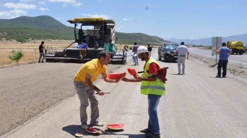 Kaymakam Sonel, Yol İş&ccedil;ilerine Karpuz İkram Etti