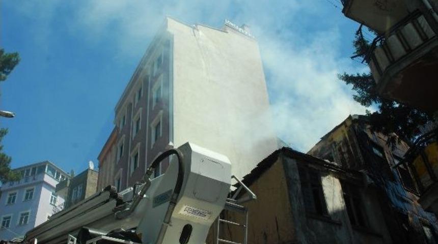 İtfaiye Ekibine Su Hortumuyla Yardım Etti