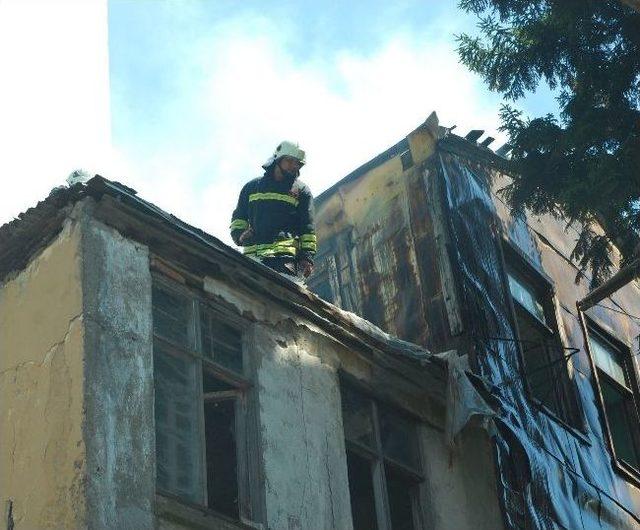 İtfaiye Ekibine Su Hortumuyla Yardım Etti 1