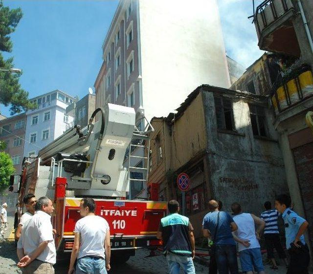 İtfaiye Ekibine Su Hortumuyla Yardım Etti 2