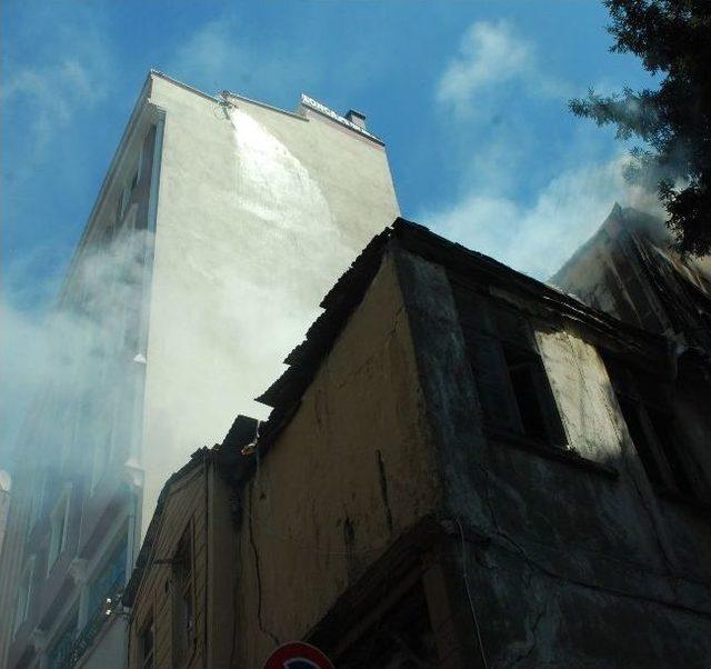 İtfaiye Ekibine Su Hortumuyla Yardım Etti 3