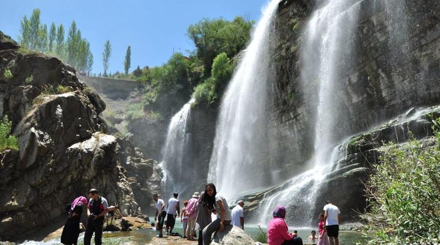Tortum Şelalesi&rsquo;ne Ziyaret&ccedil;i Akını