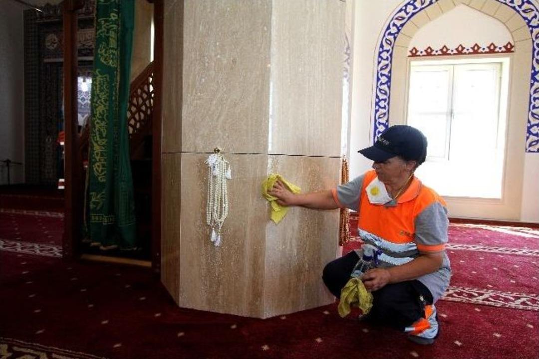 Karşıyaka&rsquo;da Camilere Ramazan Temizliği