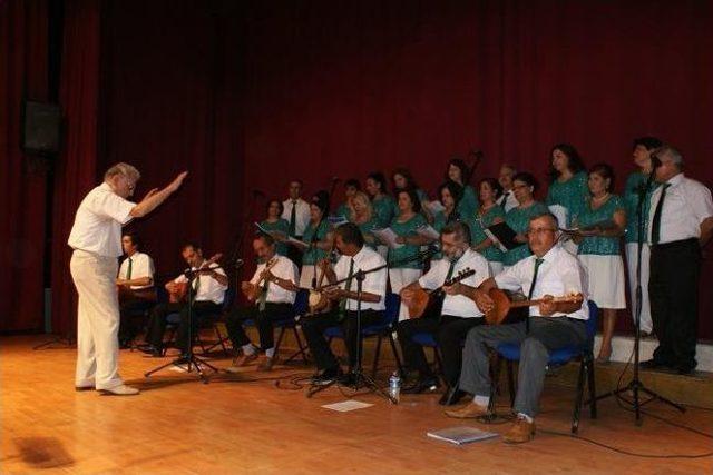 Hastane Personelinin Konseri İlgiyle İzlendi