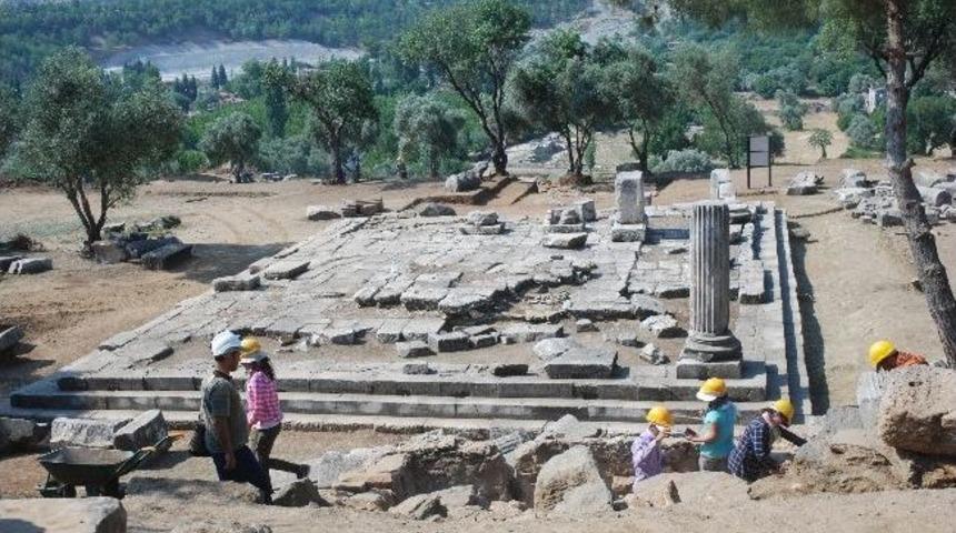 Agustus Tapınağı G&uuml;ny&uuml;z&uuml;ne &Ccedil;ıkıyor