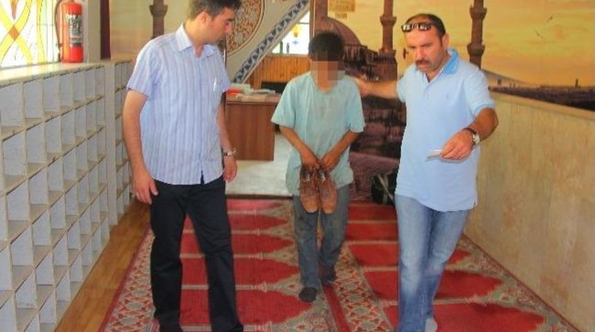 Hırsızlık İ&ccedil;in Camiye Giren &Ccedil;ocuk Yakalandı