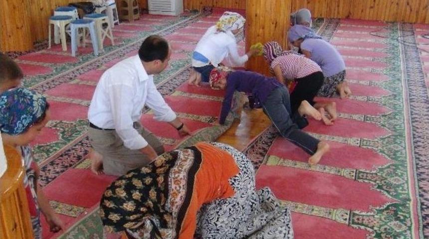 Isparta'da 114 Cami G&uuml;l Suyuyla Yıkandı