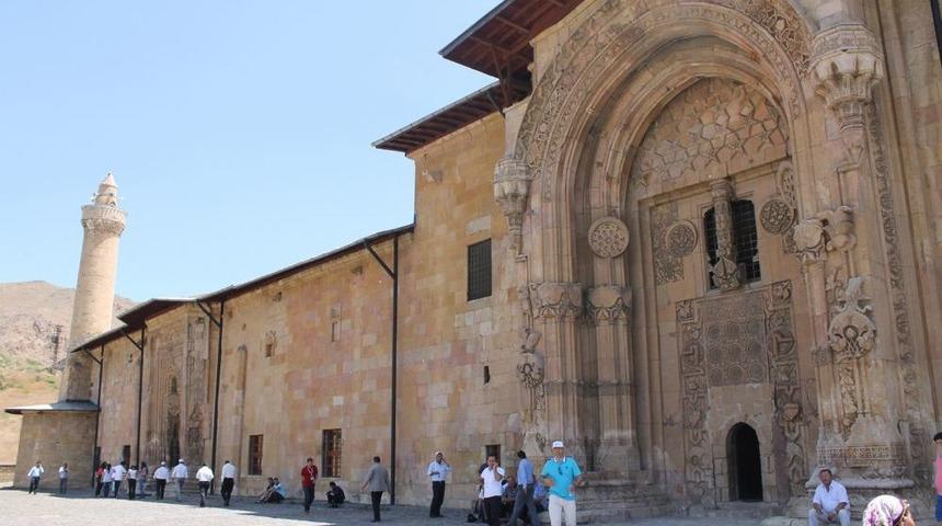 Divriği Ulu Cami&rsquo;nin Restorasyonu &Ccedil;atıdan Başlayacak