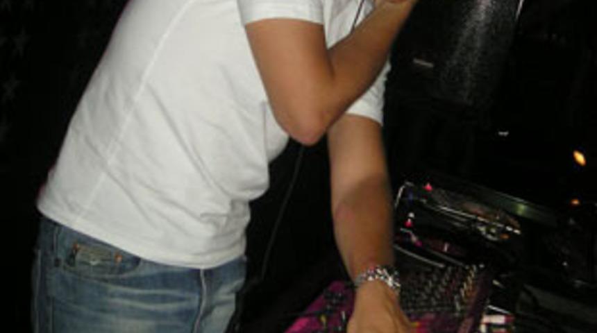 Bu yaz d&uuml;nyaca &uuml;nl&uuml; sanat&ccedil;ılar T&uuml;rkiye'de